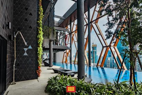 Aussicht von der Spitze eines Gebäudes mit Pool in der Unterkunft Scarletz Mana-Mana Suites KLCC in Kuala Lumpur