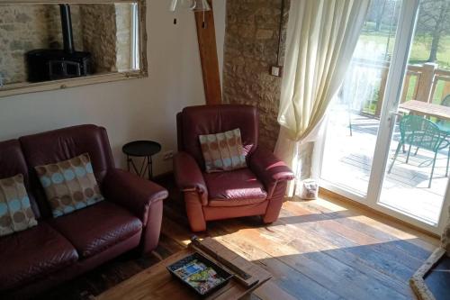 Ruang duduk di Charming 2-Bed Cottage within Barn in Merinchal