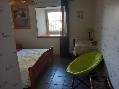 um quarto com uma cama, uma janela e uma mesa em La sérénité em Grazac