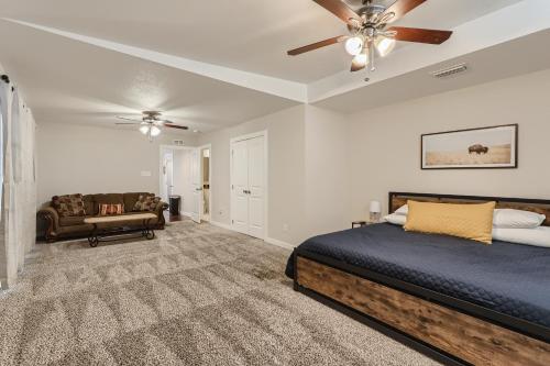 Schlafzimmer mit einem Bett und einem Deckenventilator in der Unterkunft New 5 BDRM W/Pool Mins to Pearl/Riverwalk/Quarry Market - Sleep 12 in San Antonio