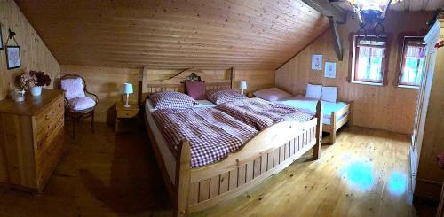 um quarto com 2 camas e uma secretária num camarote em Chaloupka Království em Šluknov