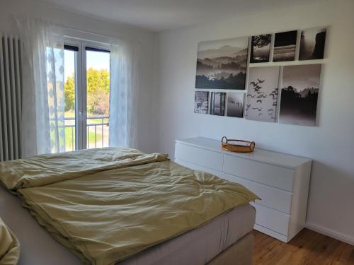 una camera con letto, cassettiera e finestra di Ferienwohnung Ruheoase Lüneburger Heide a Natendorf