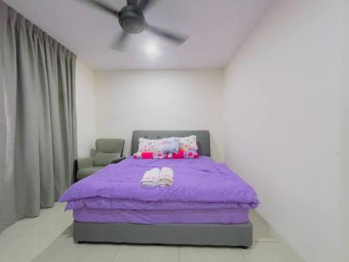 1 dormitorio con cama morada y ventilador de techo en Double Storey Sweet Home 12pax @ Puncak Alam, en Kuala Selangor