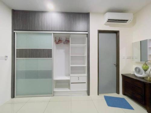 y baño con armario con puertas de cristal y espejo. en Double Storey Sweet Home 12pax @ Puncak Alam, en Kuala Selangor