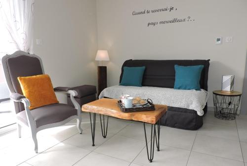 une chambre avec un lit, une table et des chaises dans l'établissement appartement avec balcon terrasse plein sud proche lac et centre ville wifi, à Gérardmer