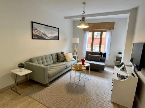 uma sala de estar com um sofá e uma mesa em Alojamiento Lope de Fenar em Leão