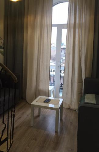 sala de estar con mesa y ventana en apartment 7, en Ereván