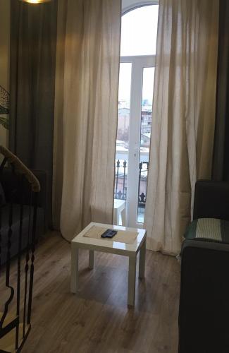 Ruang duduk di apartment 7