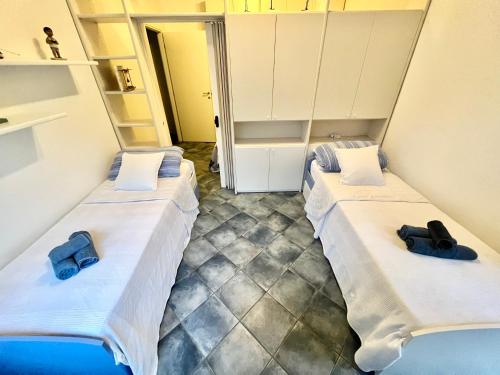 2 posti letto in camera con asciugamani di A 5 minuti dal mare - Dolphin Beach House a Spotorno