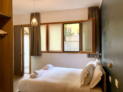um quarto com uma cama branca e uma janela em RELSTAY - Amendola em Milão