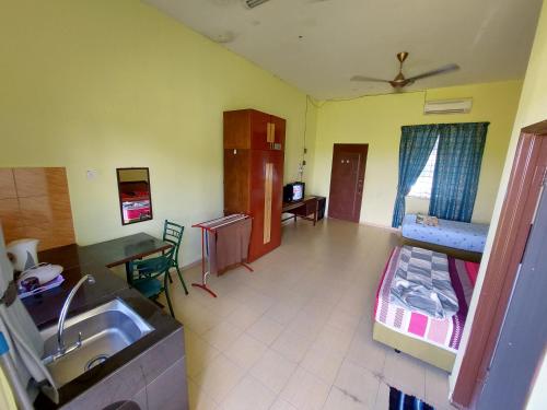 a room with a sink and a bed in it at Chalet Purnama in Alor Setar