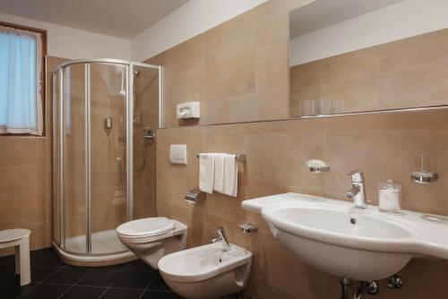 サン・カッシアーノにあるKlimahaus Dep. La Fradoraのバスルーム(洗面台、トイレ、シャワー付)