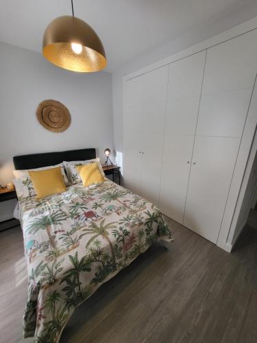 a bedroom with a bed with a colorful bedspread at Alazán Jerez II-Parking gratis-wifi in Jerez de la Frontera