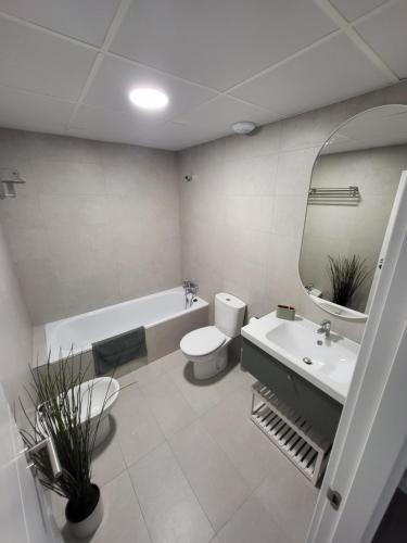 La salle de bains est pourvue d'une baignoire, de toilettes et d'un lavabo. dans l'établissement Alazán Jerez II-Parking gratis-wifi-Netflix, à Jerez de la Frontera