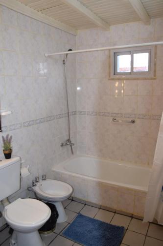 y baño con bañera, aseo y lavamanos. en Casa Rural Bella Zaira en El Calafate