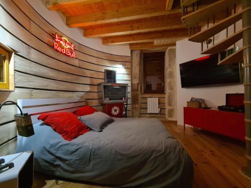 Beauregard-lʼÉvêqueにあるTour de charme atypiqueの木製の壁の部屋にあるベッドのある寝室
