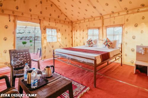 Postel nebo postele na pokoji v ubytování Star Desert Camp Jaisalmer