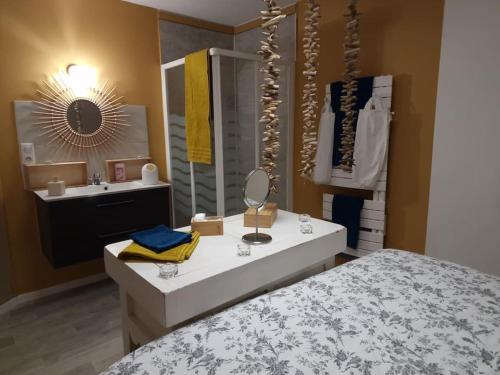 uma casa de banho com uma cama, um lavatório e um espelho. em Petit cocon quartier historique Chaumont em Chaumont