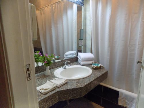 y baño con lavabo y ducha. en Turquoise Beach Hotel en Sharm El Sheikh
