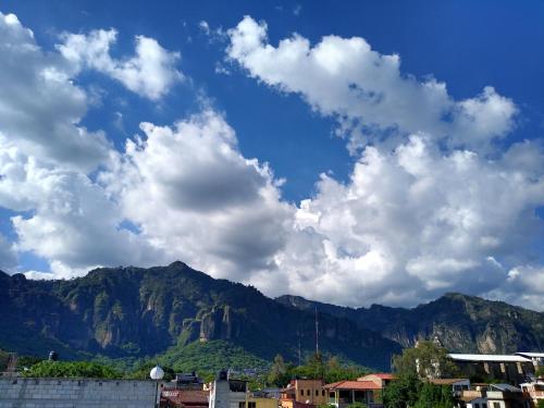 un cielo nublado con montañas en el fondo en Hospedaje Anayauhcalli en Tepoztlán