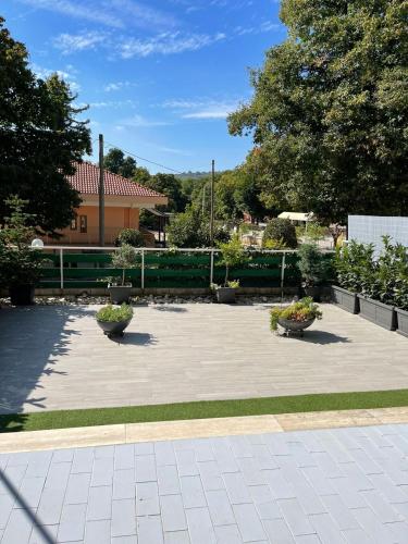 a courtyard with two potted plants and a fence at Belappart in Fiuggi