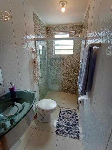 een badkamer met een douche, een toilet en een wastafel bij Casa com piscina em condomínio in Paraty
