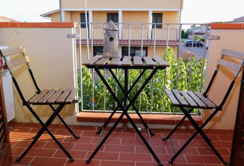 two chairs and a table on a balcony at Sweet home tuscany in Bientina
