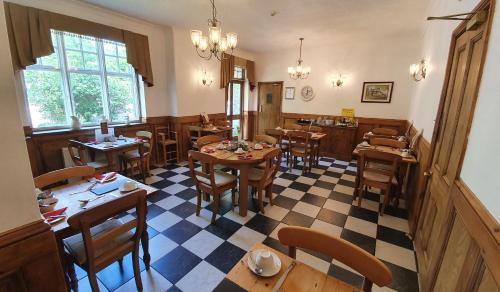 un restaurante con mesas y sillas en una habitación en The Limes, en York
