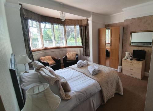 een slaapkamer met een groot bed en handdoeken bij The Limes in York