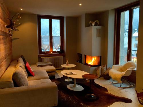 un salon avec un canapé et une cheminée dans l'établissement Chamonix Bellevue, à Chamonix-Mont-Blanc