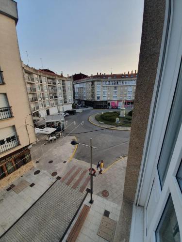 desde una ventana de una calle con edificios en MHC, en Boiro