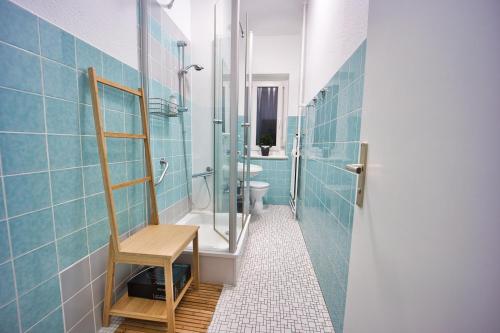 a bathroom with a shower and a toilet and a sink at HejU - Altbau meets Design - Parkplatz - Netflix in Lübeck