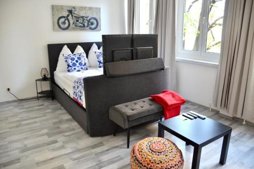 ein Schlafzimmer mit einem Bett, einem Stuhl und einem Tisch in der Unterkunft Apartman Favorita in Wien