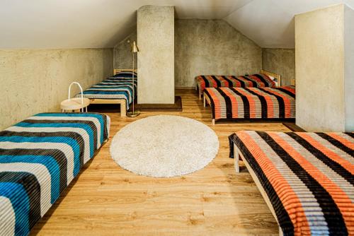 uma sala de estar com duas camas e um tapete em Marupes pirts em Mārupe