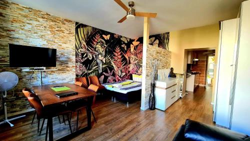 salon ze stołem i ceglaną ścianą w obiekcie Boutique Apartments Vienna - Premium 3 w Wiedniu