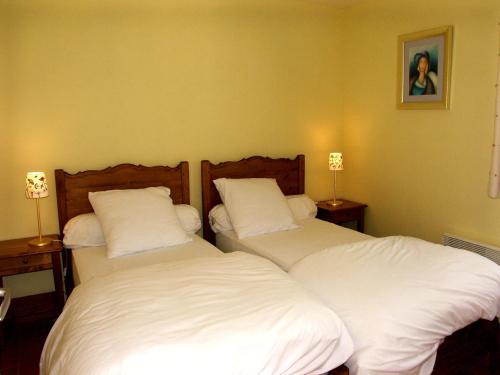 A bed or beds in a room at Les Terrasses De Castelmerle