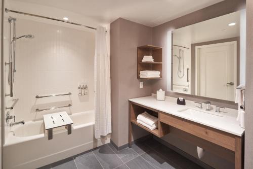 Staybridge Suites Wilmington Downtown, an IHG Hotel tesisinde bir banyo