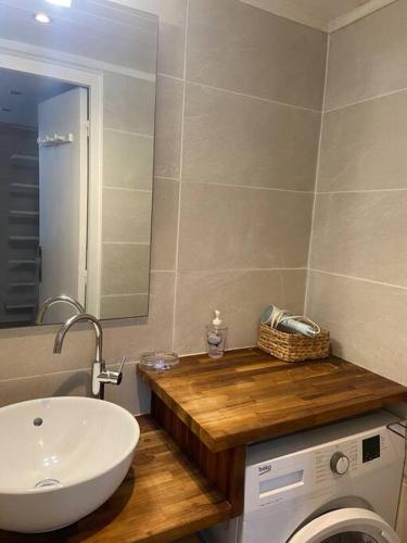 une salle de bain avec un lavabo, des toilettes et un miroir dans l'établissement APPARTEMENT 4 PERSONNES ARCACHON Wifi Parking, à Arcachon