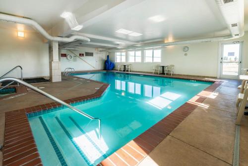 une grande piscine intérieure d'eau bleue dans l'établissement Quality Inn & Suites Sequim at Olympic National Park, à Sequim