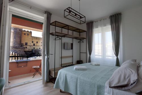 1 dormitorio con cama y vistas a un edificio en AnGiò holiday rooms en Nápoles