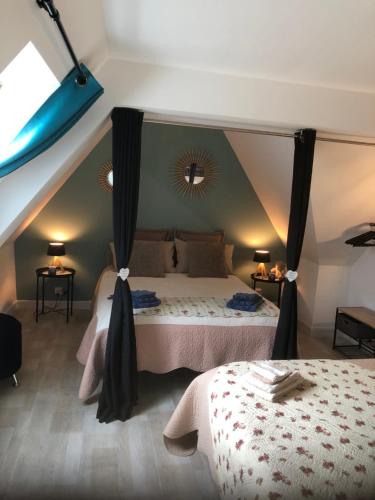 um quarto com uma cama de dossel em Chambre studio familiale la Brandonnière em Courson