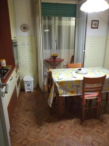 eine Küche mit einem Tisch und einem Tischtuch darauf in der Unterkunft Appartamento turistico Giarre Offre Camera in condivisione Euro 300 al mese in Giarre