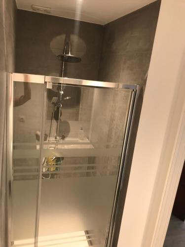 une douche en verre avec un lavabo et un plafond dans l'établissement Apartamento centro Santander B, à Santander