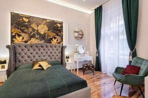 Un dormitorio con una cama verde y una silla en Premium Art Deco Apartment at Broadway // 4BDR & 3BR, en Budapest