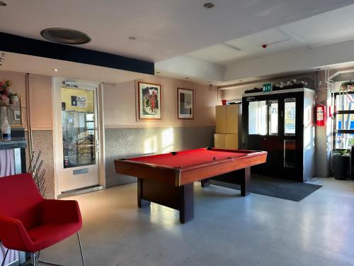 una sala de billar con una mesa de billar roja. en Arkadia Hotel & Hostel, en Helsinki