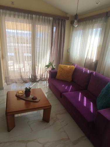 アテネにあるFeel Like Homeのリビングルーム(紫色のソファ、テーブル付)