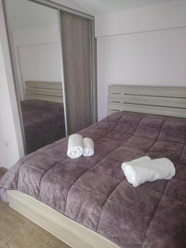 1 dormitorio con 1 cama grande y toallas. en Feel Like Home, en Atenas