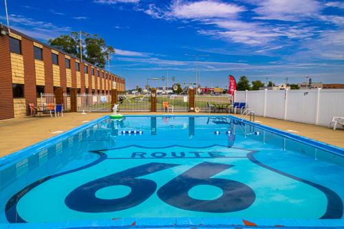 uma grande piscina com o sinal de rota no meio em Route 66 Hotel, Springfield, Illinois em Springfield