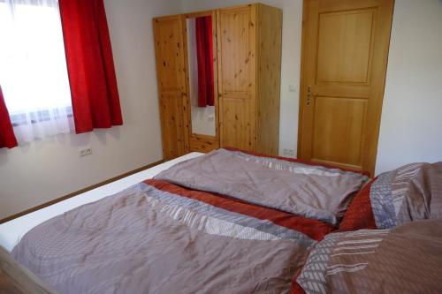 Cama o camas de una habitación en Ferienwohnung Baumgartner - Mattsee