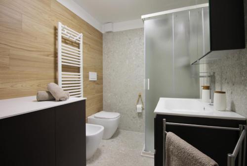 a bathroom with a white toilet and a sink at IL CERVO - Cavalese Olimpiadi 2026, Dolomiti Affitti in Cavalese